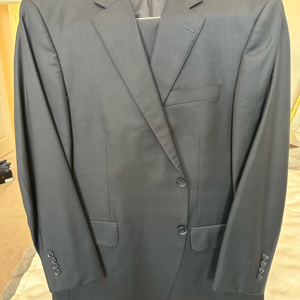 Peter Millar Dark Blue Suit with Notched Lapels and Structured Shoulders